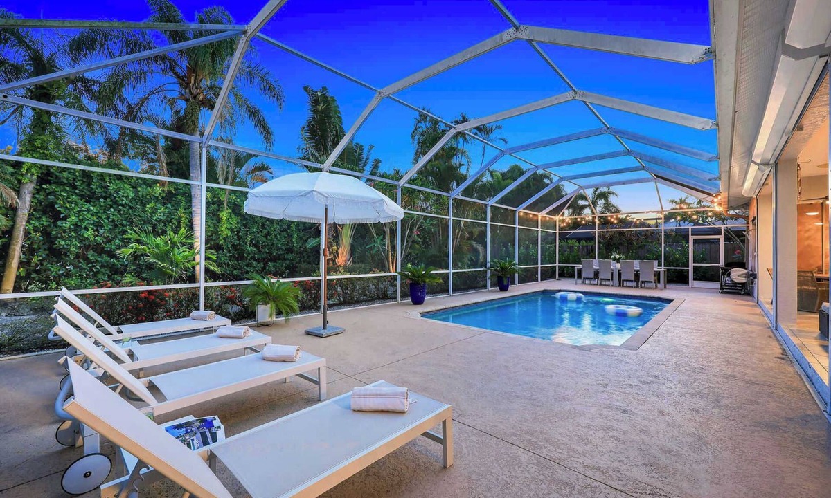 Naples Park Villa | Min 2 Beach Dining Pool 8 ppl Lux Family Villa