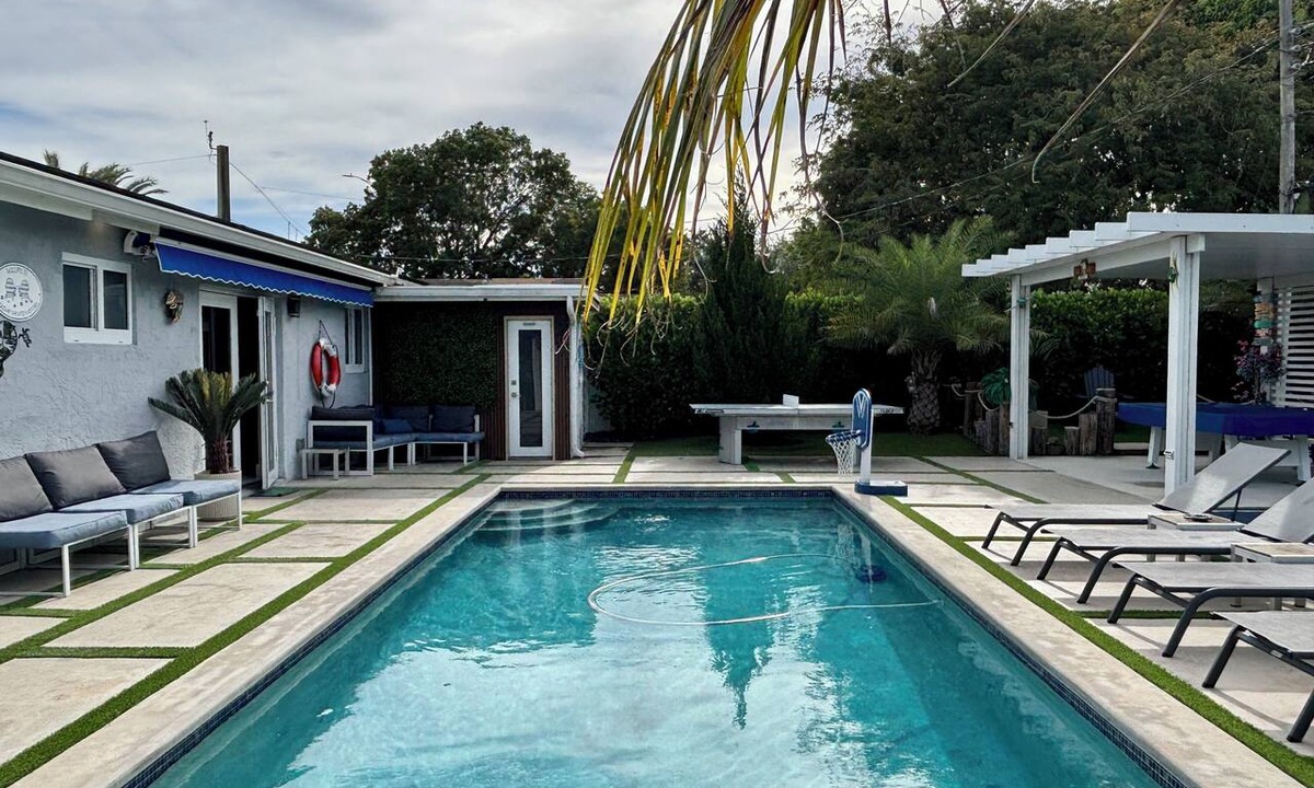 Driftwood House | Modern exquisite & luxurious vacation rental pool heater close to the beach 9 m