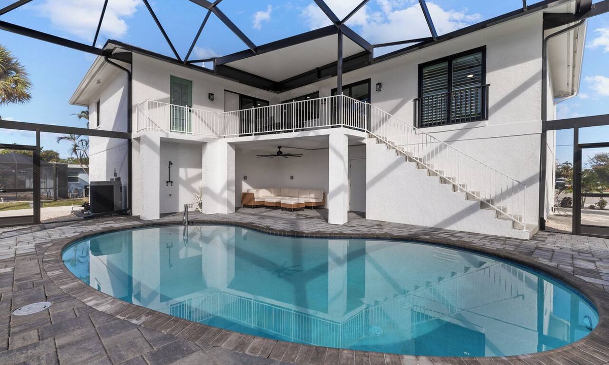 East Rocks House | 🌺Modern Lakefront Masterpiece-5 bed/3 bath home in East Rocks-Dog Friendly🐶