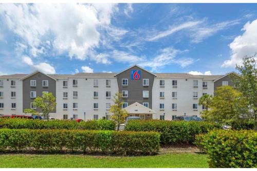 Fort Myers Hotel | Motel 6 Suites Fort Myers, FL