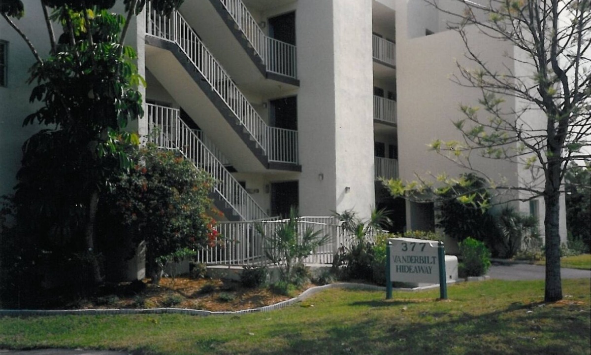 Pelican Bay Apartment | Naples Bay View condo - Block from Gulf Beach