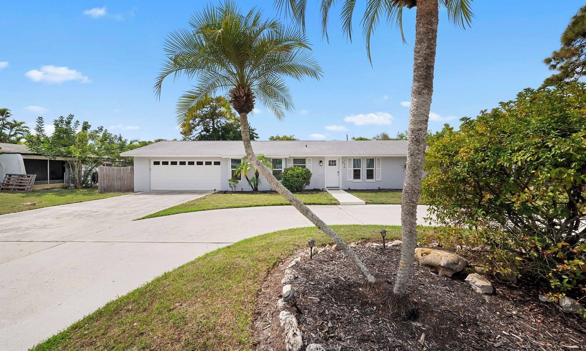Palm River Estates House | Naples Pool Retreat l Mini Putt + Private Yard