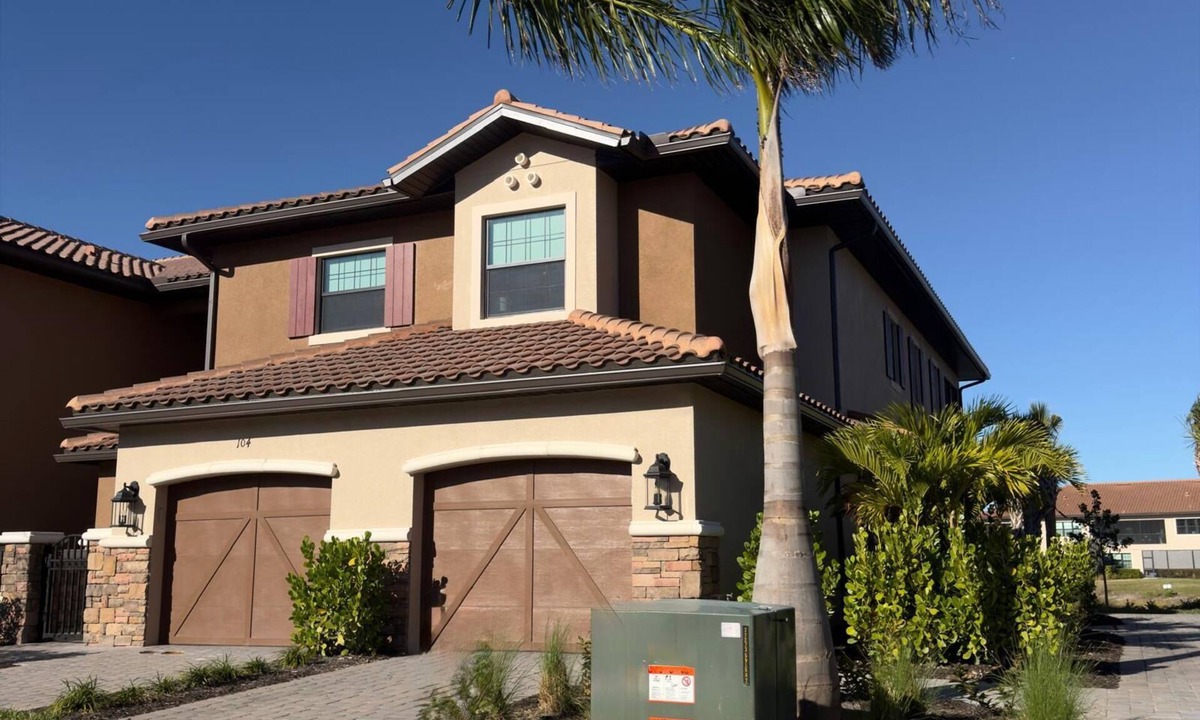 Naples House | New 3 Bedrooms Plus Den, and 3 Baths Townhome. Booking with 30 day min, at Naple