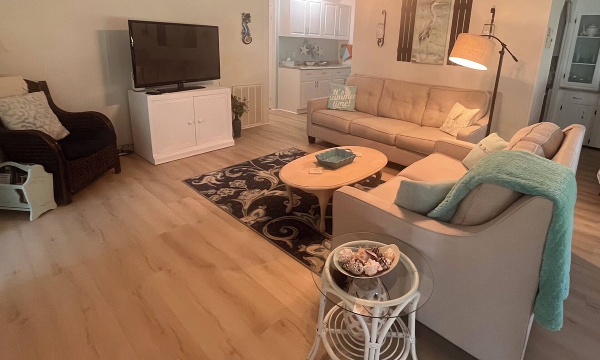 Jacarandas House | NEW: Golf, Pool, Hot Tub, Golf Cart—3br 2ba 1634 sqft home in Lake Fairways CC
