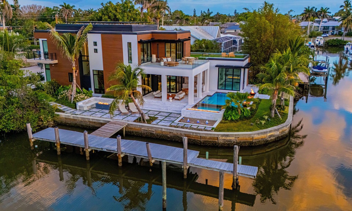 East Naples House | NEW LUX WATERFRONT HOME- Walk to 5th Ave