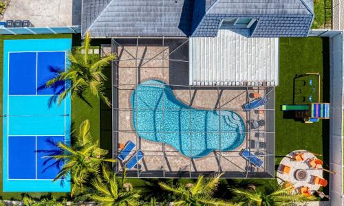 Palma Sola House | NEW Sunshine Getaway Heated Pool Hot Tub Games Villa