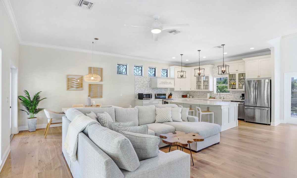 Redington Beach House | 🌴☀️New Vacation Home! Steps from Beach! 4/2.5, Sleeps 8 ☀️🌴