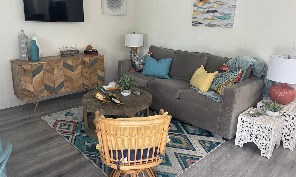 Downtown Apartment | Newly Renovated 1-Bed Apt with Modern High-End Décor and Finishes. Sleeps 3