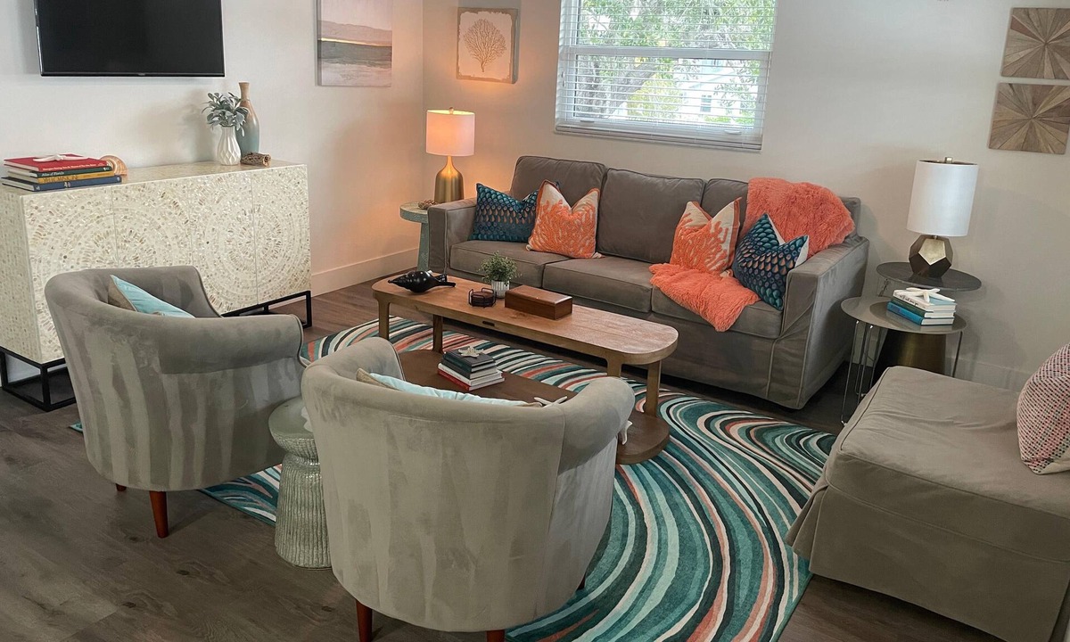 Downtown Apartment | Newly Renovated 2-Bed Apt with Modern High-End Décor and Finishes. Sleeps 5