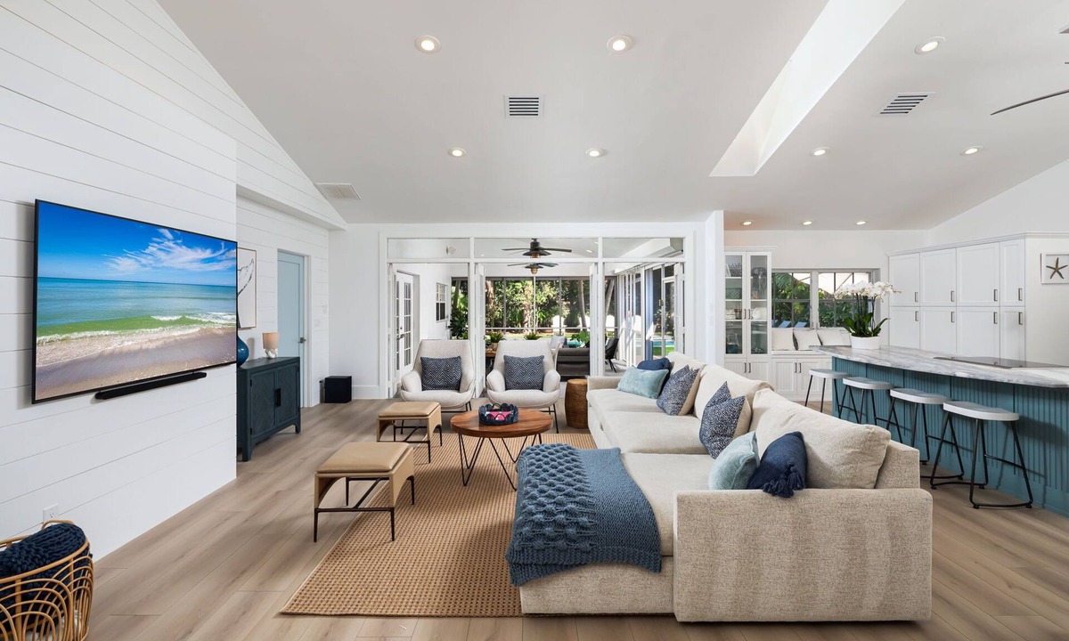 Old Naples House | Olde Naples Beach House. Newly renovated, walk to beach and Four Seasons Resort