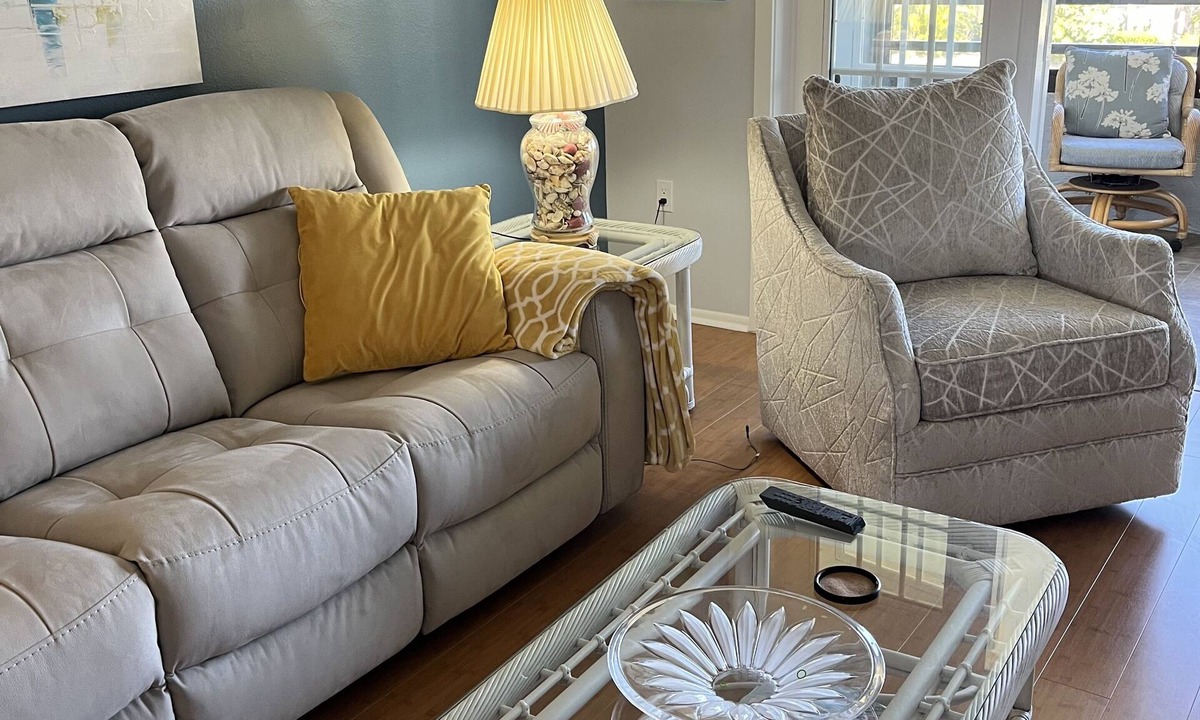 Burnt Store Marina Condo | On the 5th hole, walk in shower, new appliances, restaurants, heated pool.
