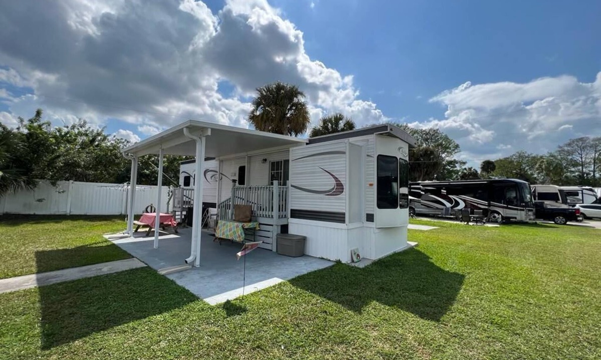 North Fort Myers Cottage | One Bedroom/One Bathroom Chic Chalet