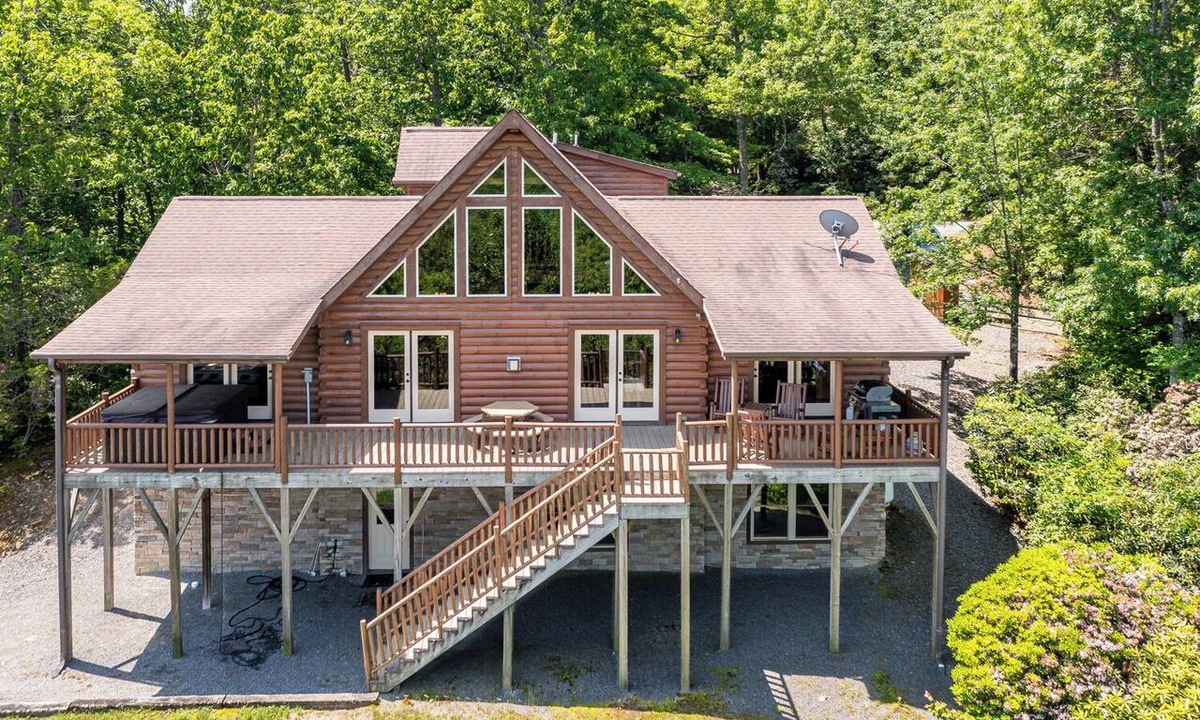 Black Mountain Cabin | Osprey- Mountains, Hot Tub, Game Room, Wine Room, Trails, Creek, Near Town