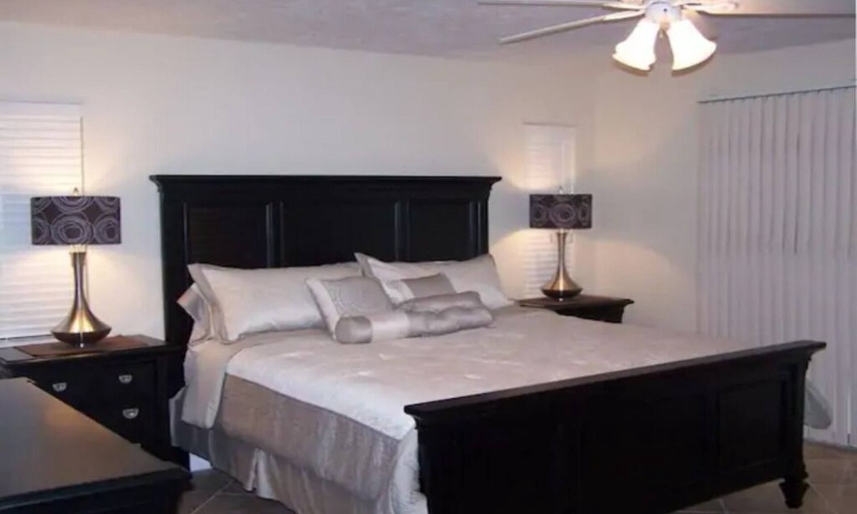 Sarasota Villa | Paradise found! Heated Pool, Tennis Courts, Jacuzzi, Close to Siesta Key Beach