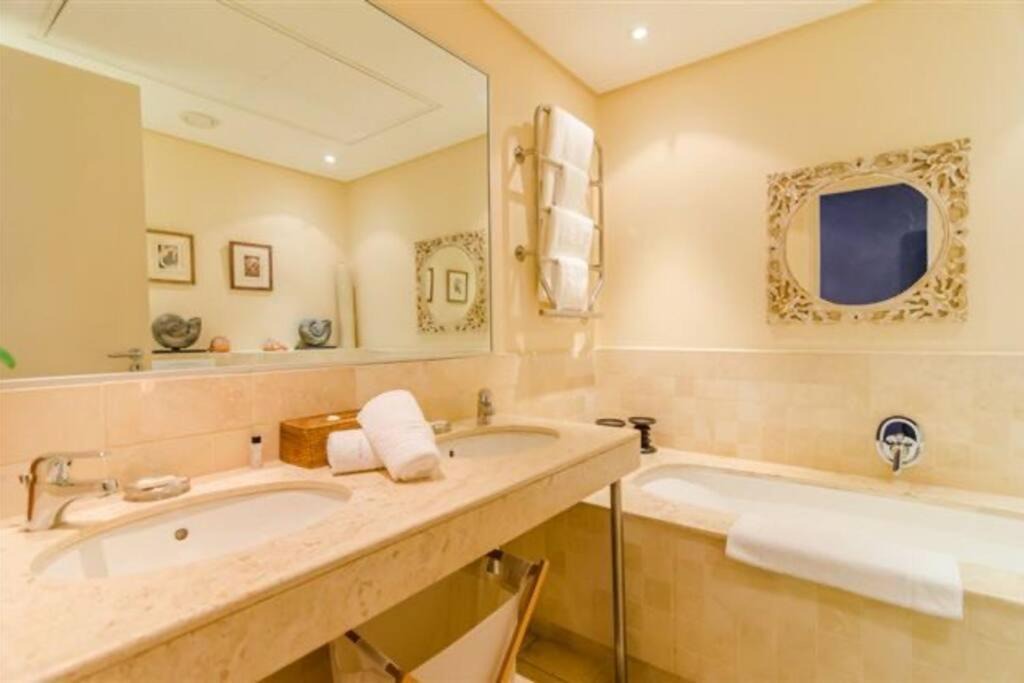 Victoria and Alfred Waterfront Apartment | Parama 003 Secure, Luxurious Waterfront Apartment