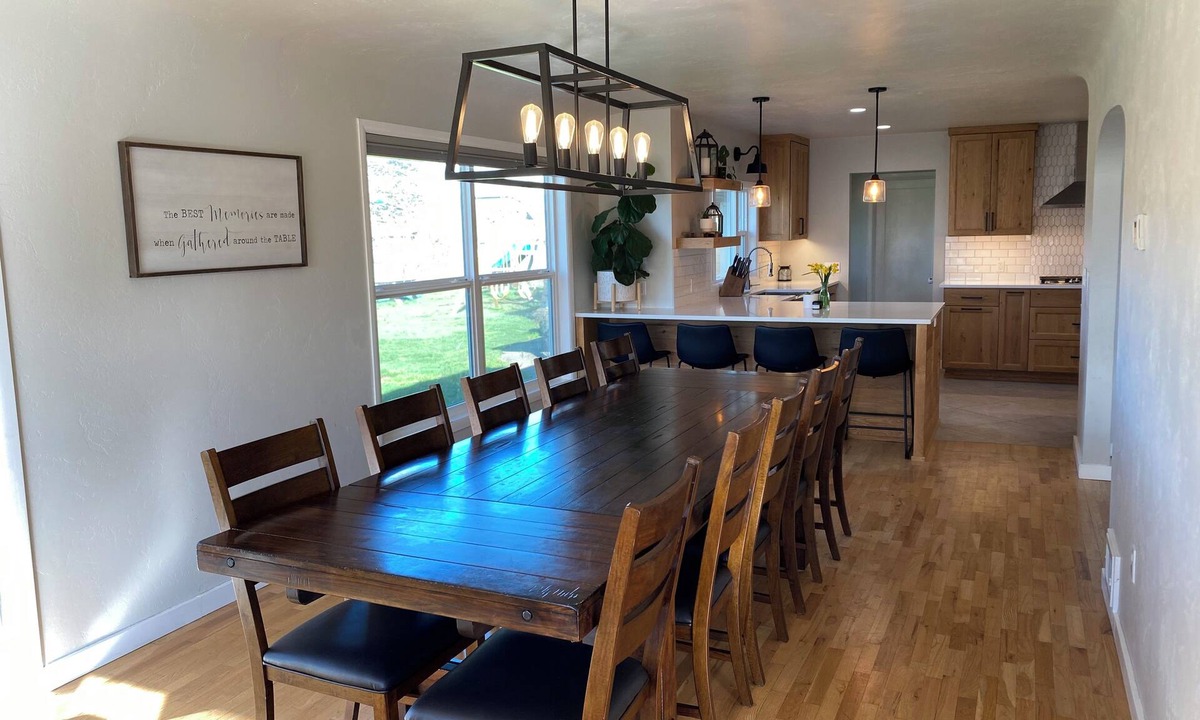 Springfield House | Peaceful 4 bed 2.5 bath home, easy access to Autzen Stadium, Hayward Field & UO.
