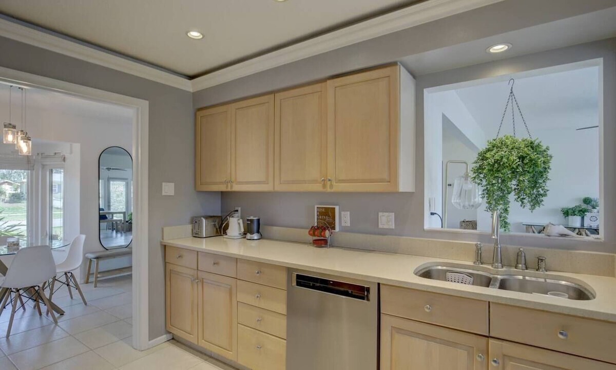 South Gate Ridge House | Peaceful Sarasota Luxury Lakefront Retreat – 6 Miles to Siesta Key & Downtown