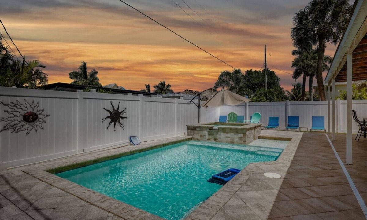 Hills T P House | Pearl Beach House - Walk to FMB, Pool & Hot Tub!