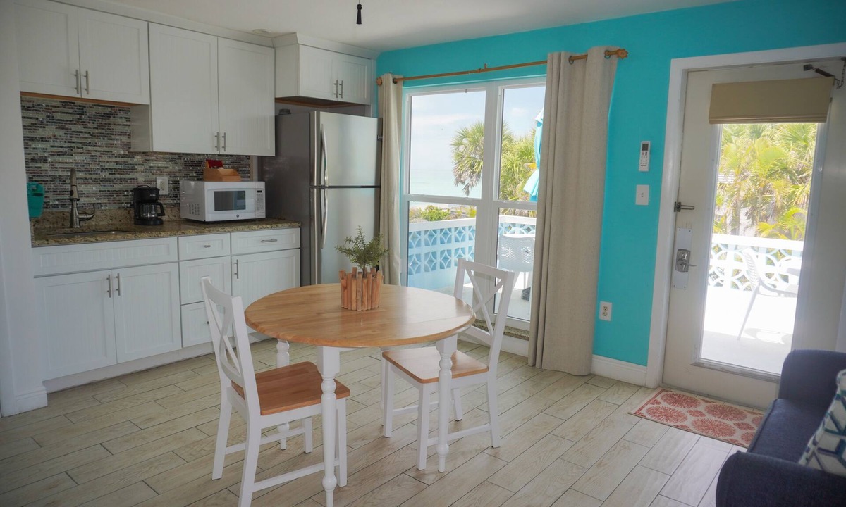 Englewood Hotel | Pearl Beach Inn