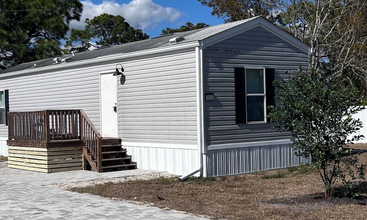 Suncoast Estates House | Pet Friendly Cozy 2-bedroom manufactured home with accessible feature's