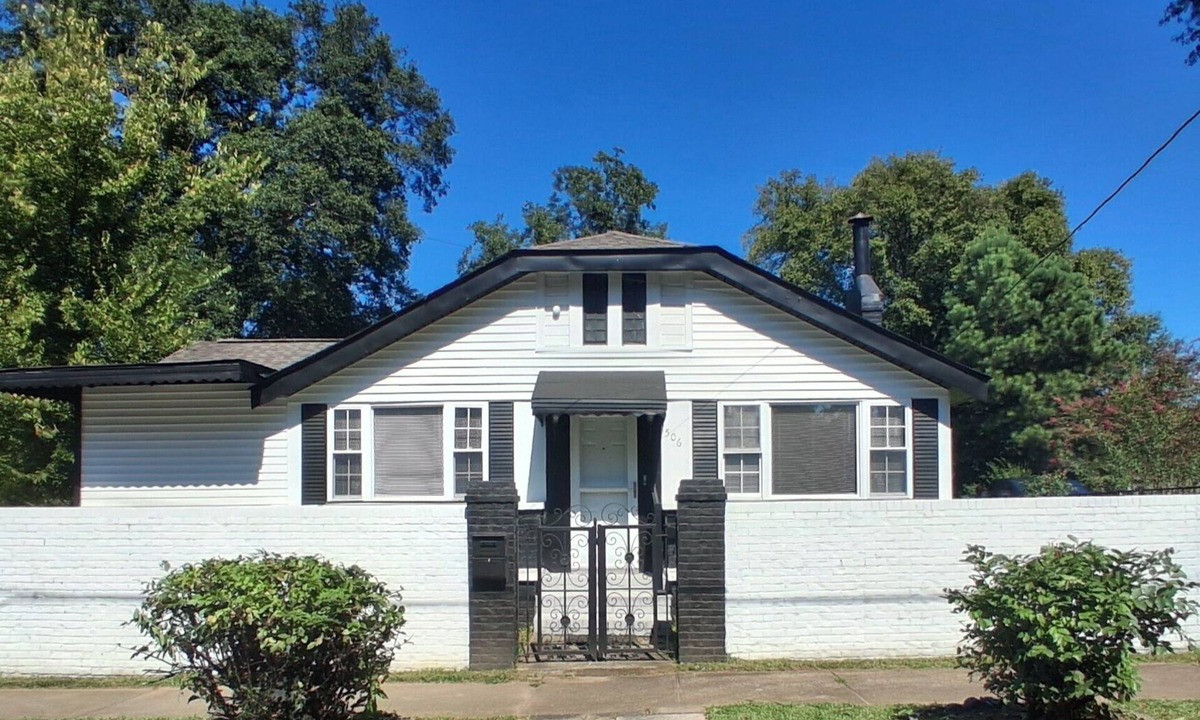 Colonel Elias Earle Historic District House | Pet-Friendly Furnished 4BR/2B Historic Greenville Bungalow w/Fenced Yard & Deck