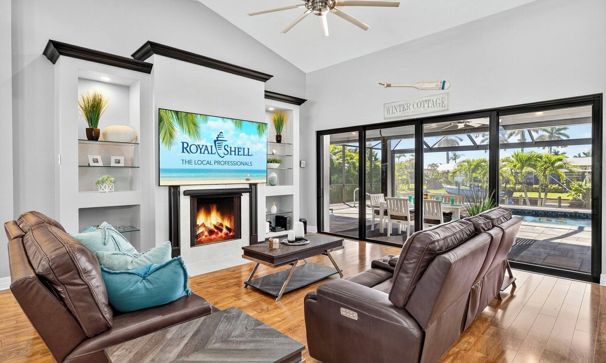 Yacht Club House | Pier Pressure, where your Florida dreams float into reality along the canals of Cape Coral!