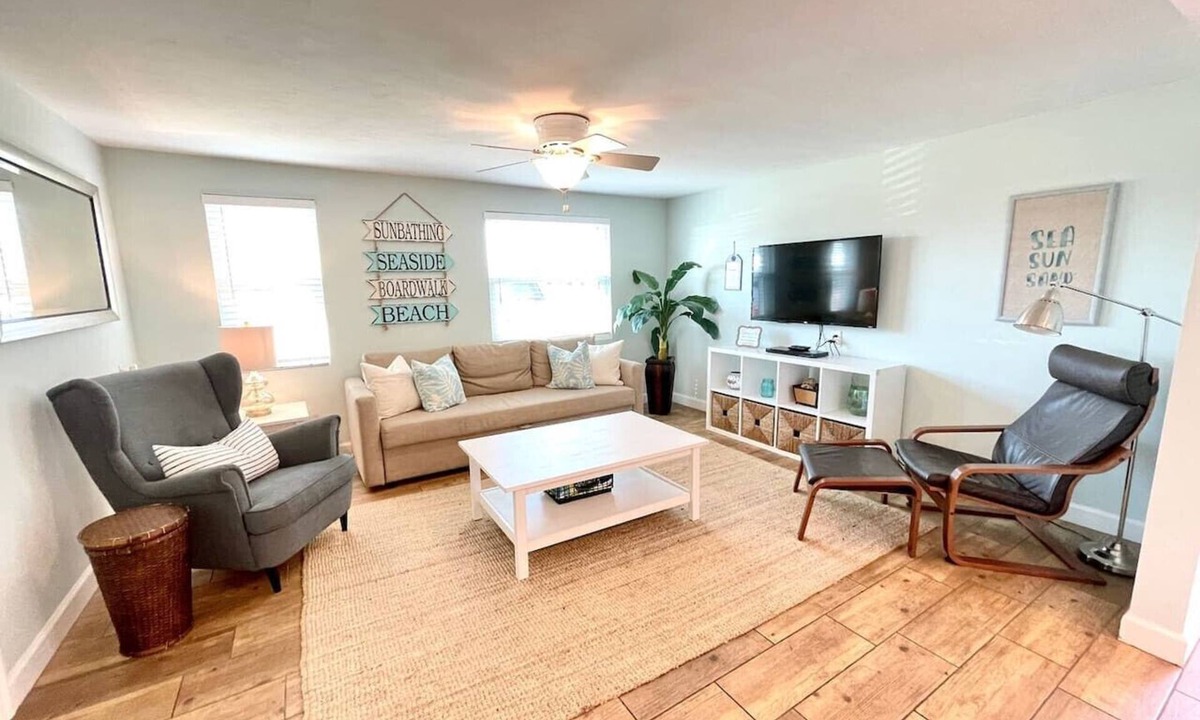 Southgate Apartment | Pinecraft 2BR Retreat Minutes to Siesta Key