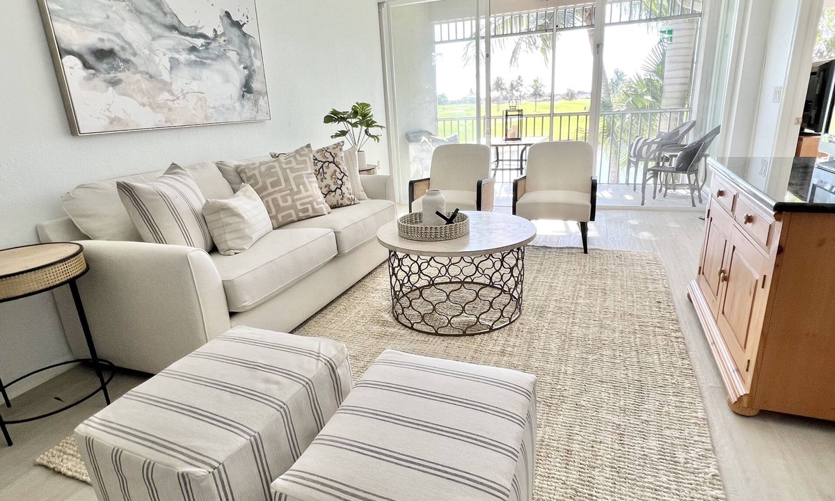 Naples Condo | PLAYERS CLUB AVAILABLE, Professionally Renovated, 3 Bedroom Golf Condo