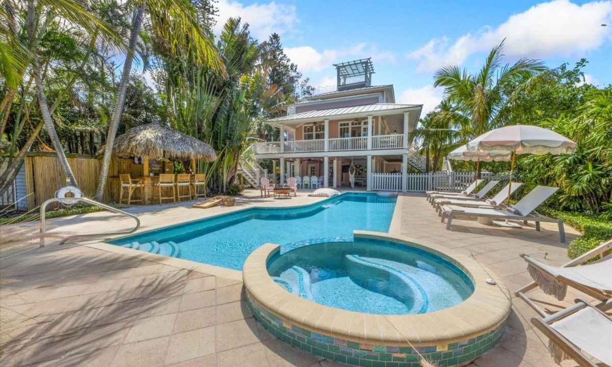 Anna Maria House | Pool*Hot Tub*Tiki Bar*Pickleball Court*Dock