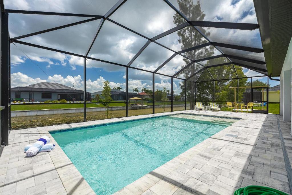 Trafalgar House | Pool overlooking canal, Outdoor Grilling station - Villa Sand Dollar Siesta
