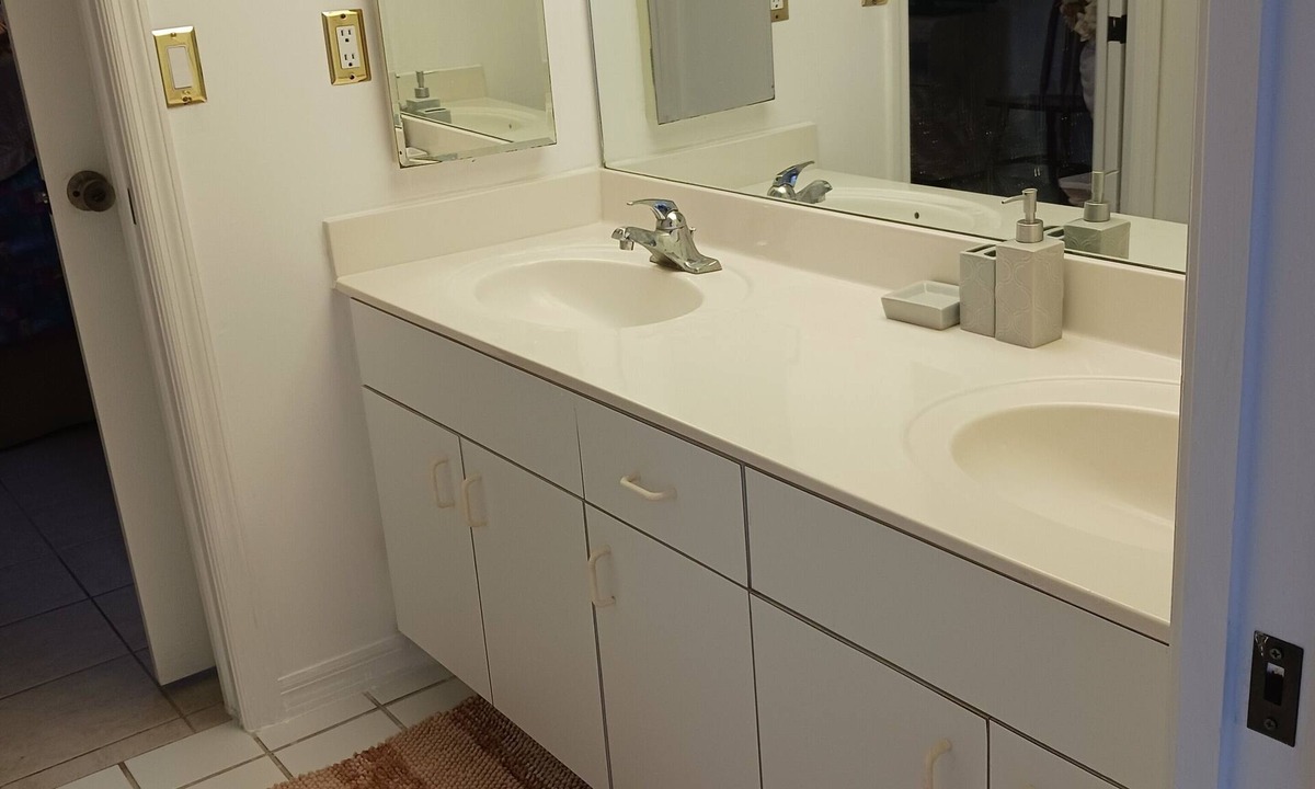 Centennial House | Private 1-BR suit in house with WiFi, AC, living, dining, fridge and microwaive