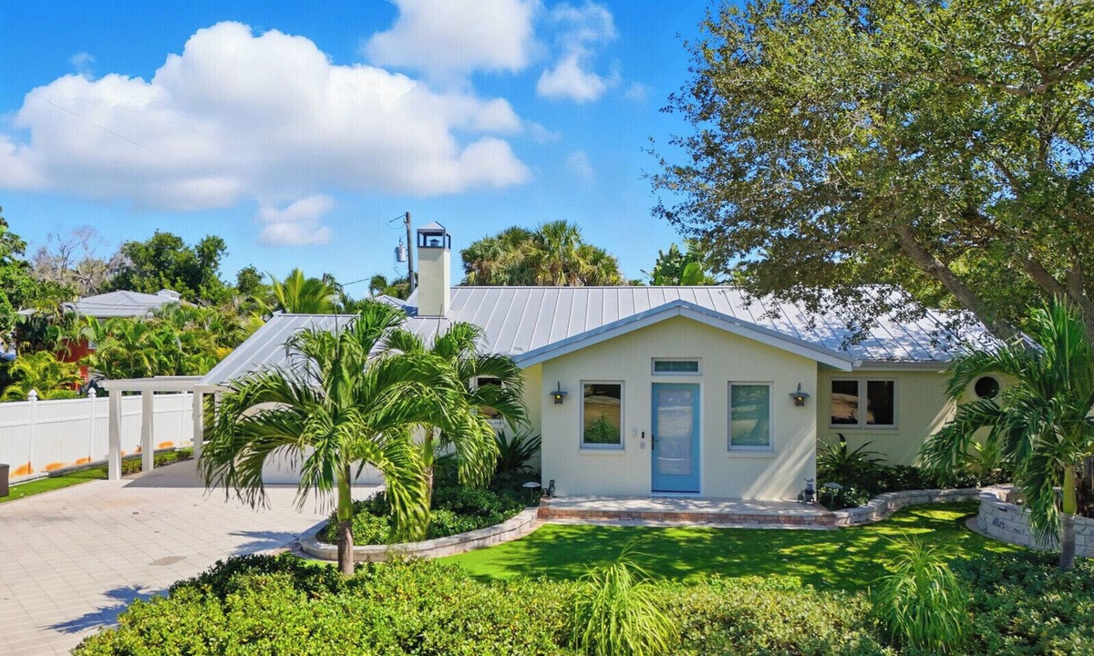 Downtown Boca Grande Historic District House | Private Boca Grande Village Home | 4BD/4BA | Sunny & Open | Single-Level No Steps | Fully Renovated