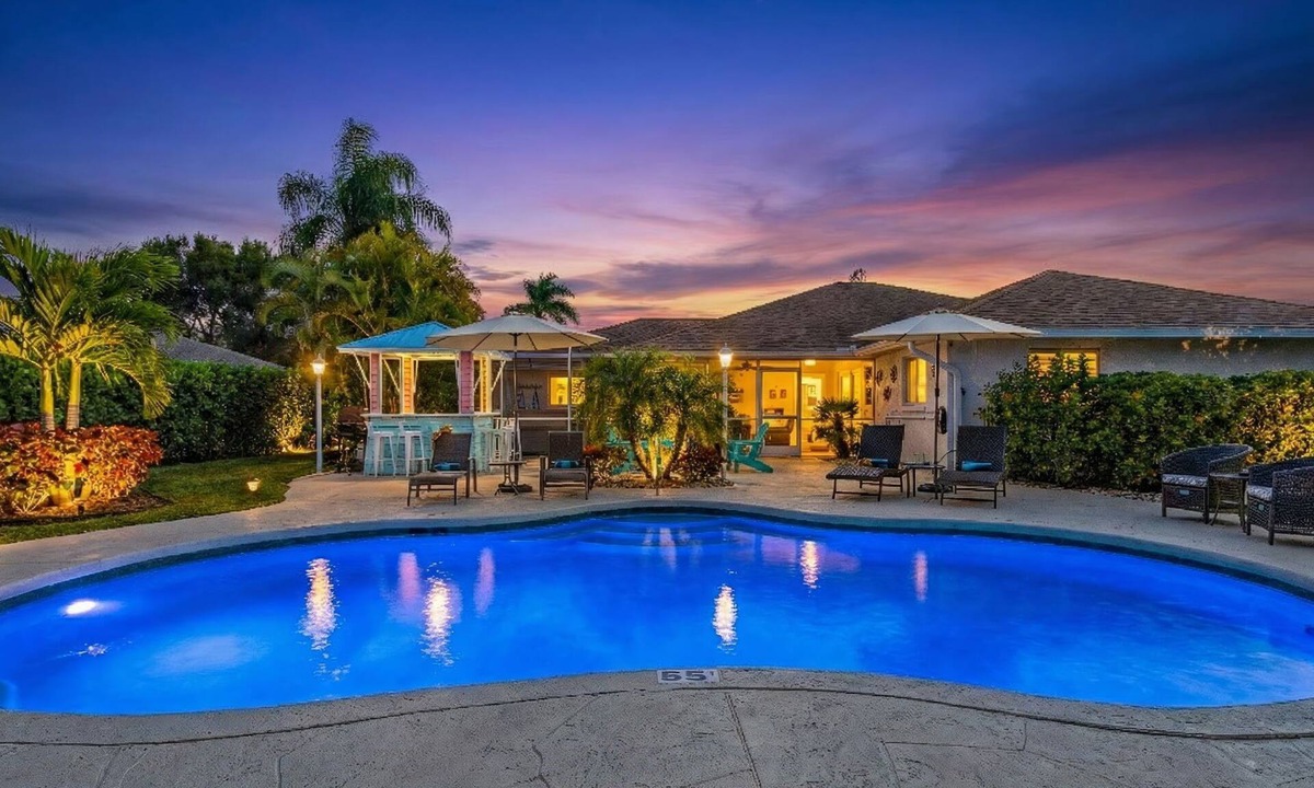 Naples House | Private Heated Pool-Hot Tub-Fire Pit-Tiki Bar-Large Yard-Great Location!