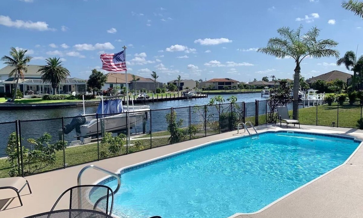 Punta Gorda House | Punta Breeze 2-bedroom townhome, pool, boat dock & WiFi in relaxing Punta Gorda