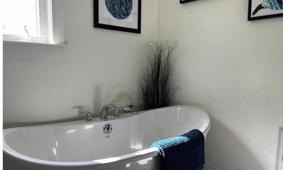 Rocky Harbour Ski Chalet | Red King Suite Superior Chalet