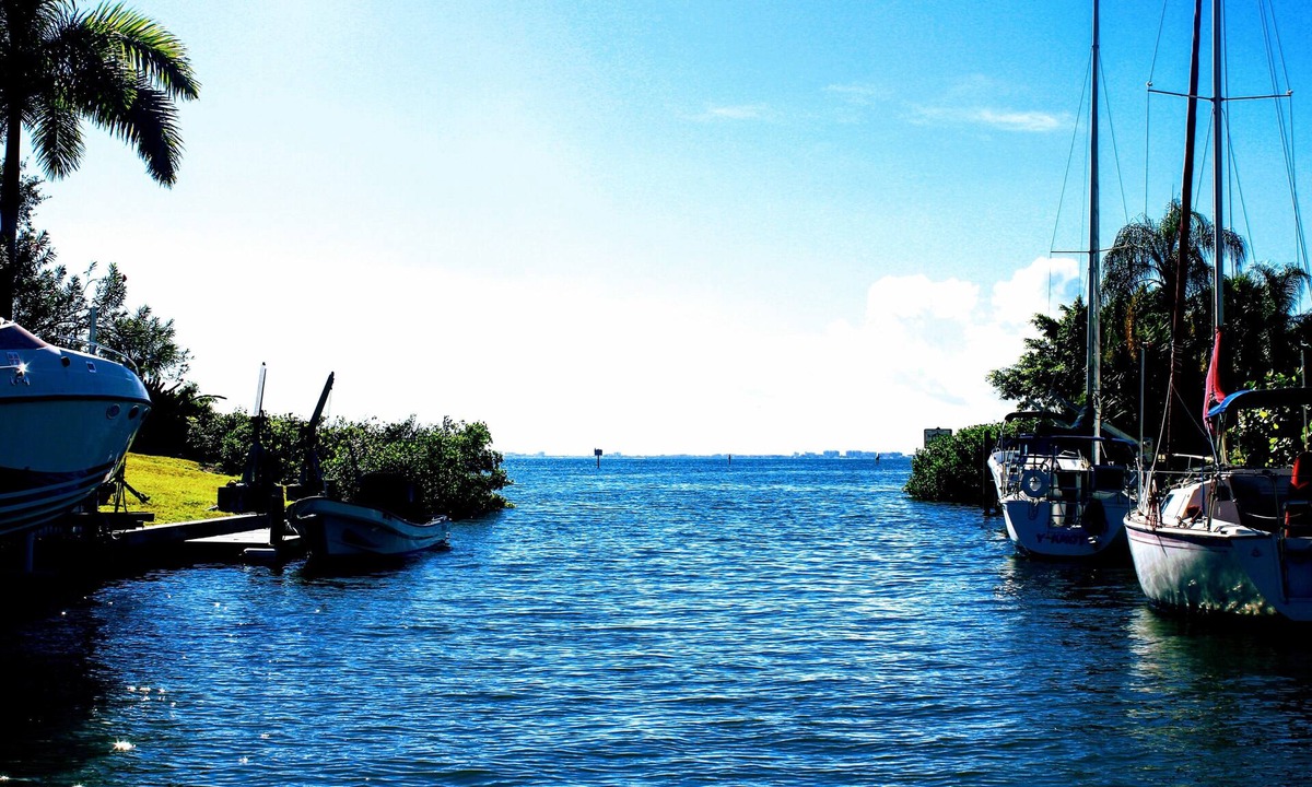 Bayshore Gardens House | Relaxing Waterfront Home with quick access to Golf, Beaches & Shopping