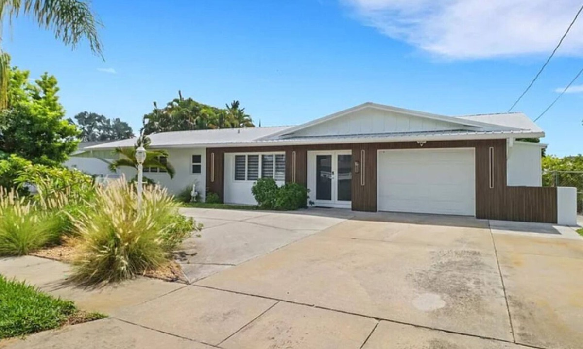 Lochmoor Waterway Estates House | Renovated Modern Home with Big Pool & Ocean Access
