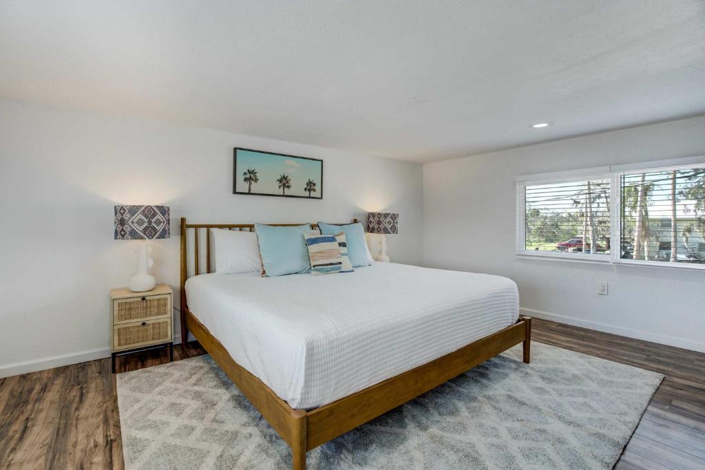 Braden River Apartment | Riverside Breeze Tropical Retreat w Tiki Hut&BBQ