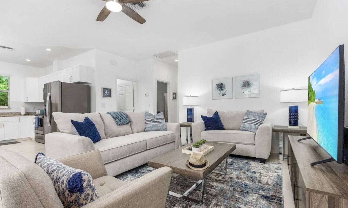 Naples Park House | Sea Glass Retreat. Beach*Wine*Dine*Relax. Repeat