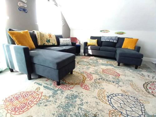 Naples Park Apartment | SEA LA VIE COZY BEACH HOME ON 500 BLOCK, Walk to beach only half mile away, SLEEPS 6