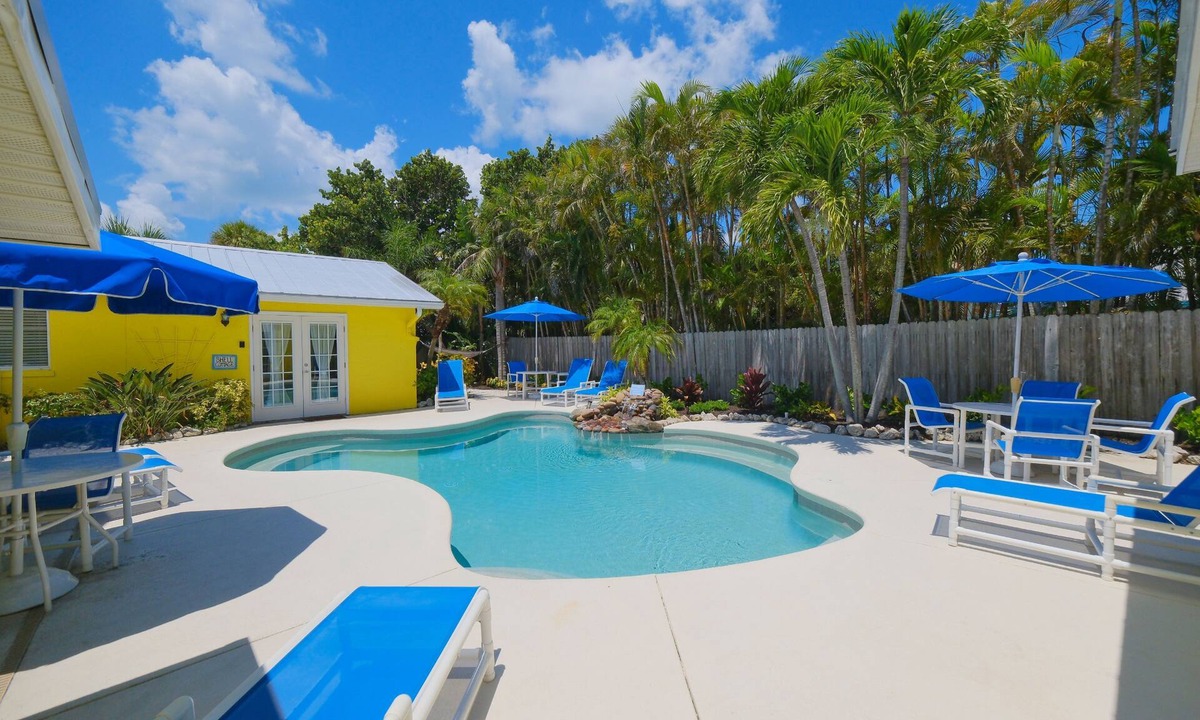 Anna Maria Cottage | Shell Cottage -With shared pool, 200 feet from the beach