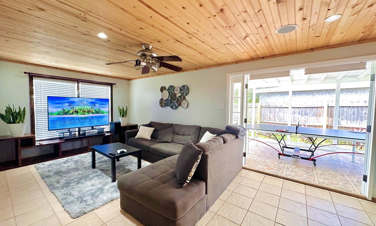 Seminole House | Sky Shower, Ping Pong Table, King Beds and 65inch TV Theatre