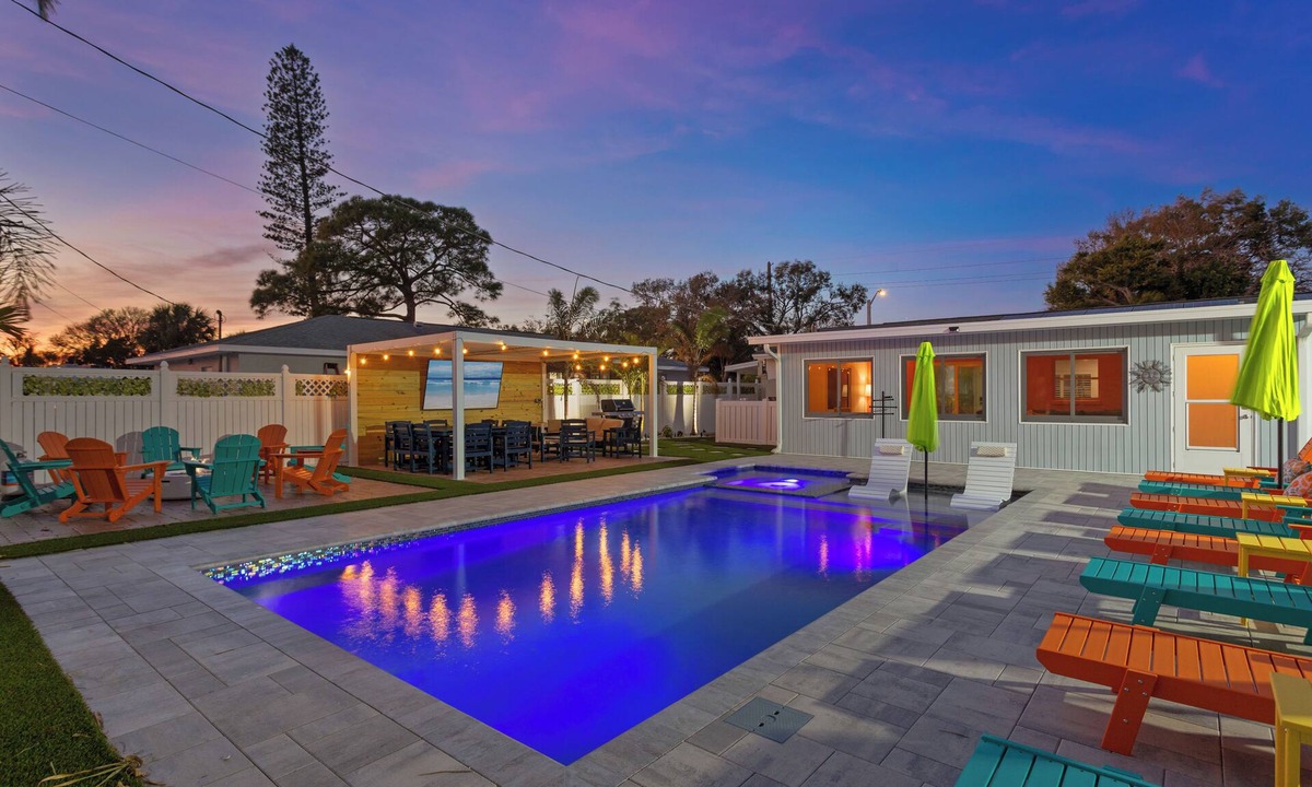 West Bradenton House | Sleeps 18 + Private Pool+Pickleball+Hot Tub + Near Beach & IMG