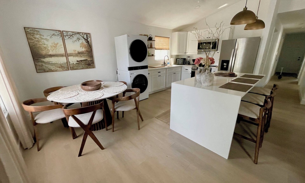 Bradenton House | Snowbird special! Monthly discount… 10 miles from the beach!