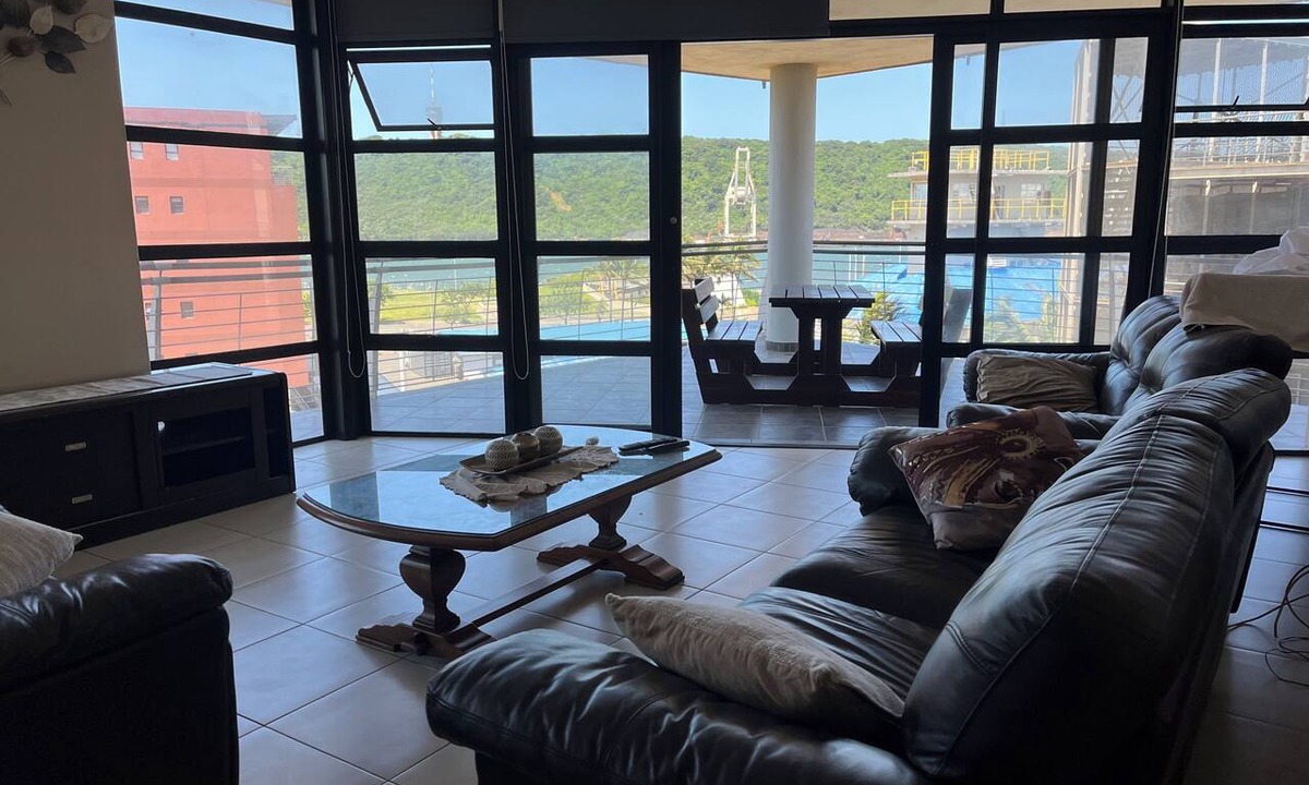 Durban Apartment | Spacious 3-bedroom beach apartment in gorgeous Durban's Point waterfront with AC