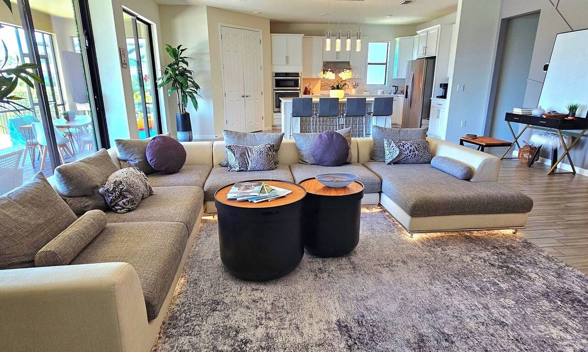 Three Oaks House | Spacious 5BR Poolside Retreat / Heated Pool / 6 Beds / Sleeps 12