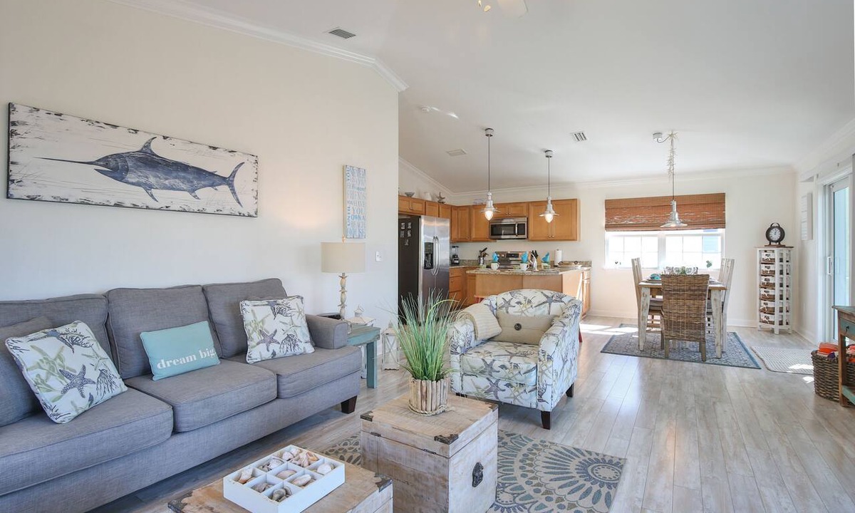 Bradenton Beach Condo | Starfish Unit B - Heated Shared Pool, Sunsets, Private Elevator & Rooftop Deck!