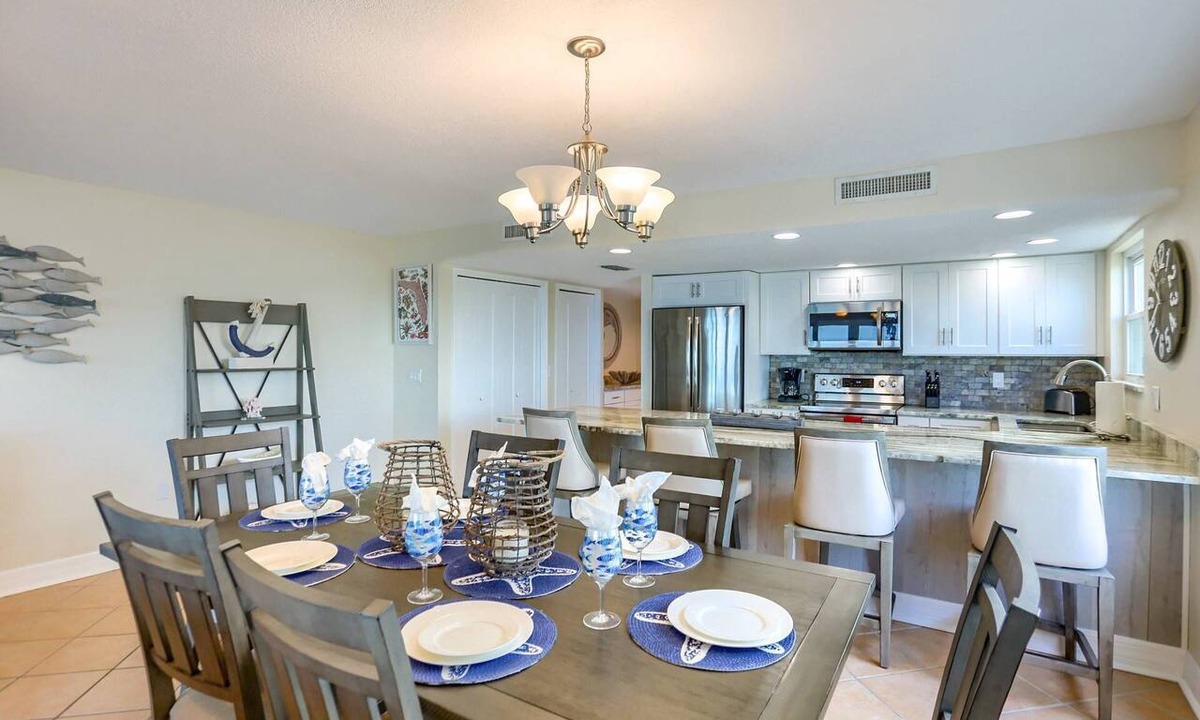 Indian Shores Condo | Steps to Sand! Gulf Views, Private Balcony, Beach Gear - FREE Activities & Parking - 2 Piper's Nest
