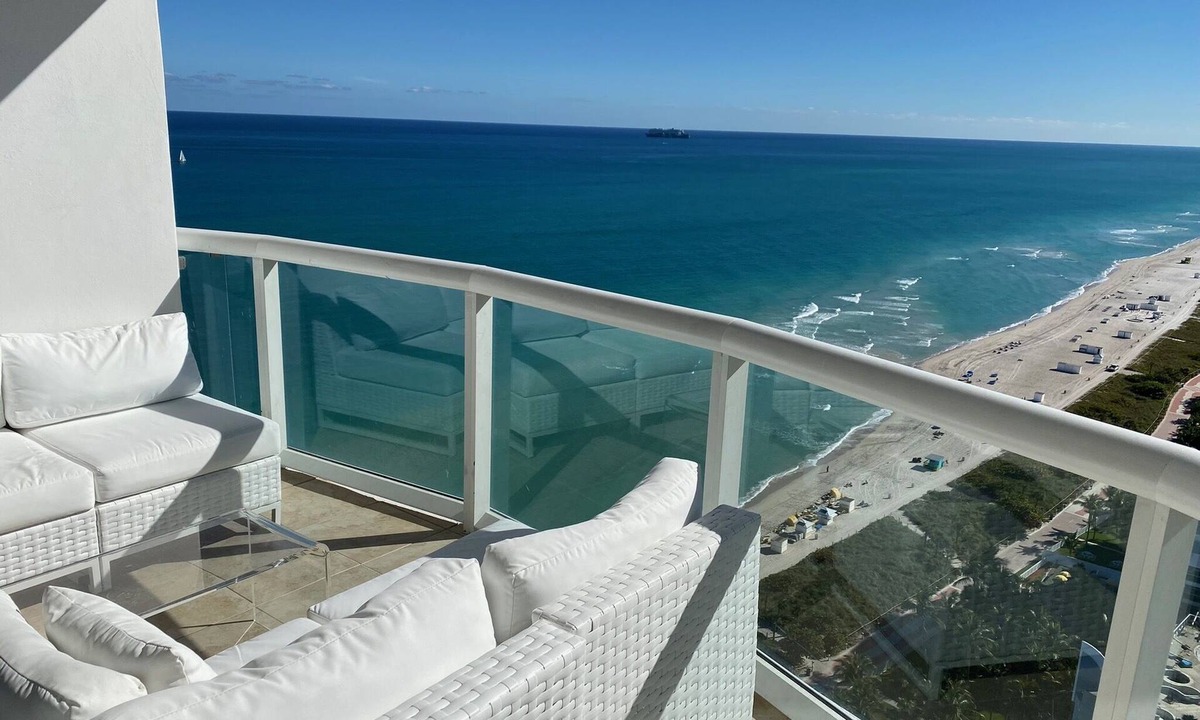 Mid Beach Condo | Stunning ocean view full service living on Miami Beach.