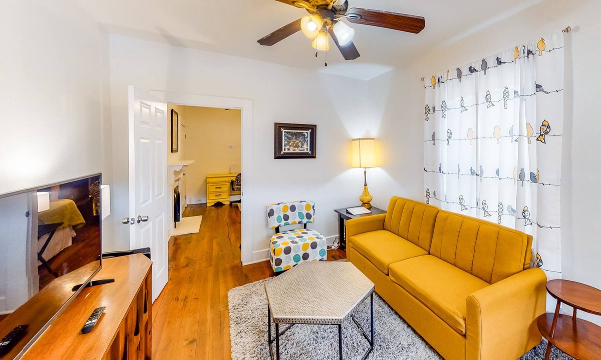 East Riverside Cottage | Stylish cottage in the heart of town w/ yard, full kitchen, central AC, & more!